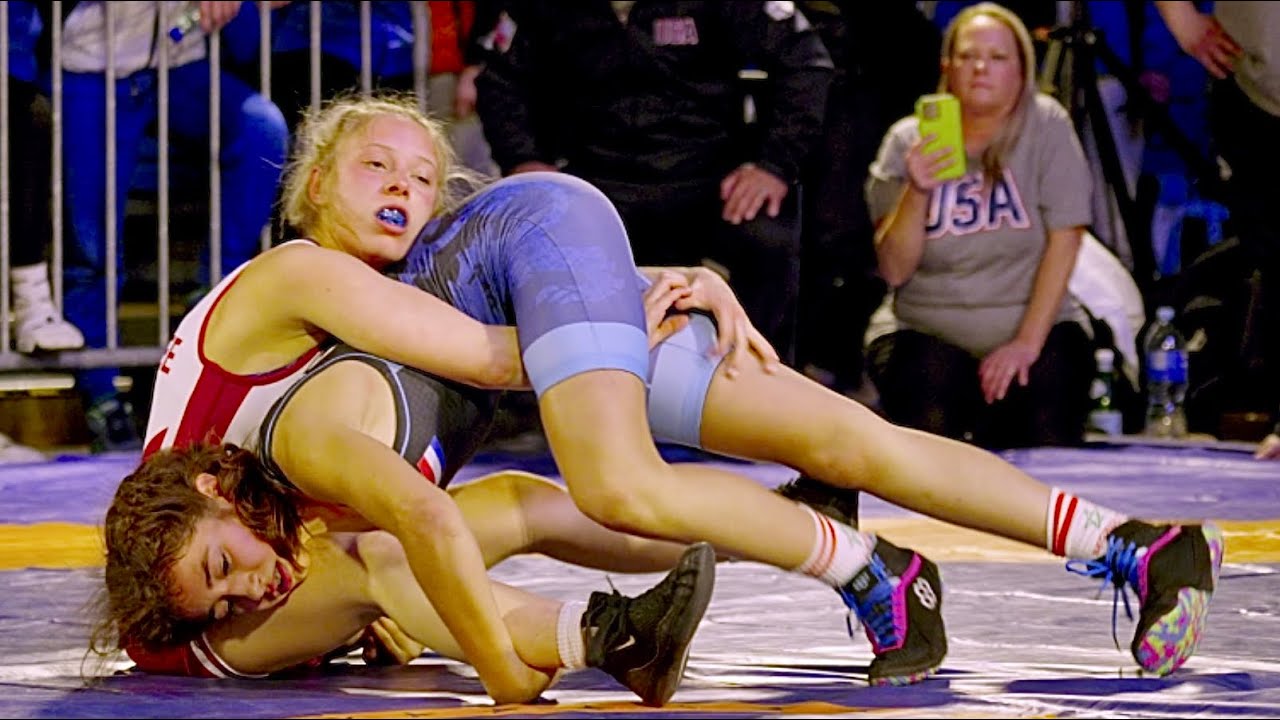 World vs Europe. U15+U17 Stella Isensee vs Inaya Lahssini 46kg. Womens girls wrestling. B-cam-man