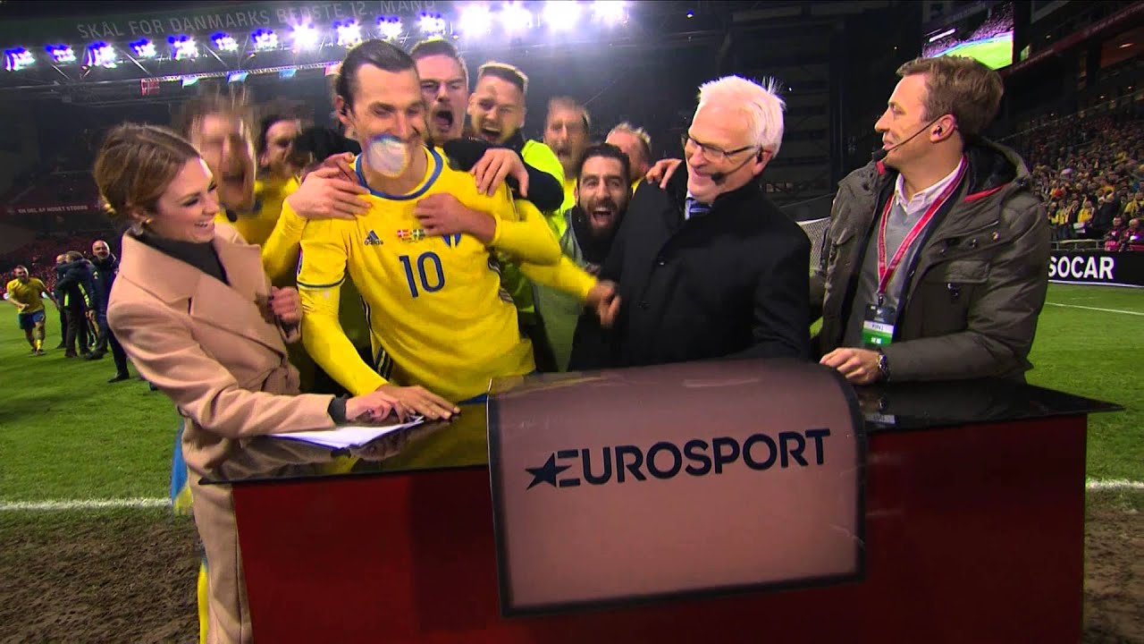 Zlatan blir överraskad av lagkamraterna efter Danmarkmatchen.