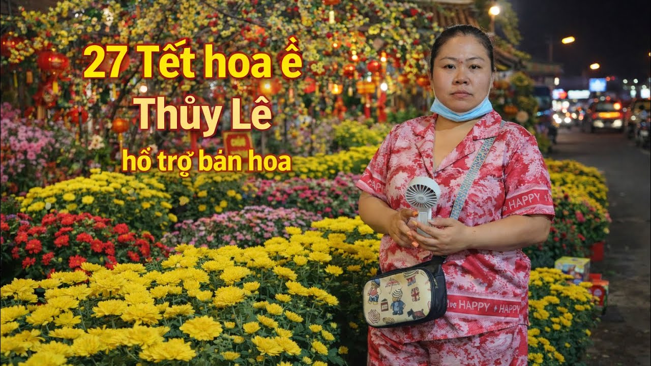 27-го числа Тет (Лунного Нового года) Тхуй Ле продает нераспроданные цветы, чтобы помочь своим со...