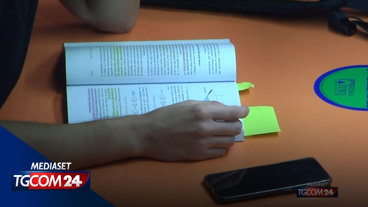 Test di accesso a Medicina, sui social le foto delle prove