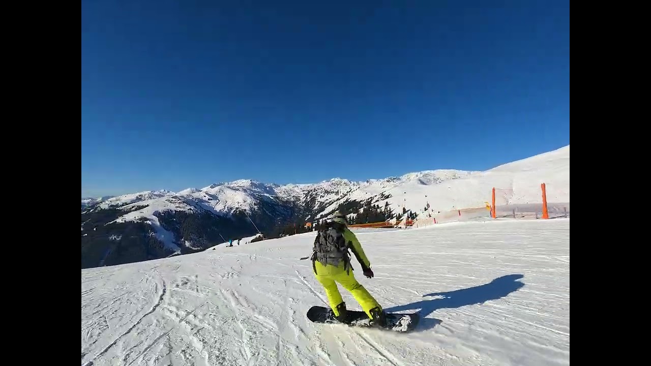 Zillertal Arena. Snowboard ride from Königsleitenspitze to Fussalm X-Press