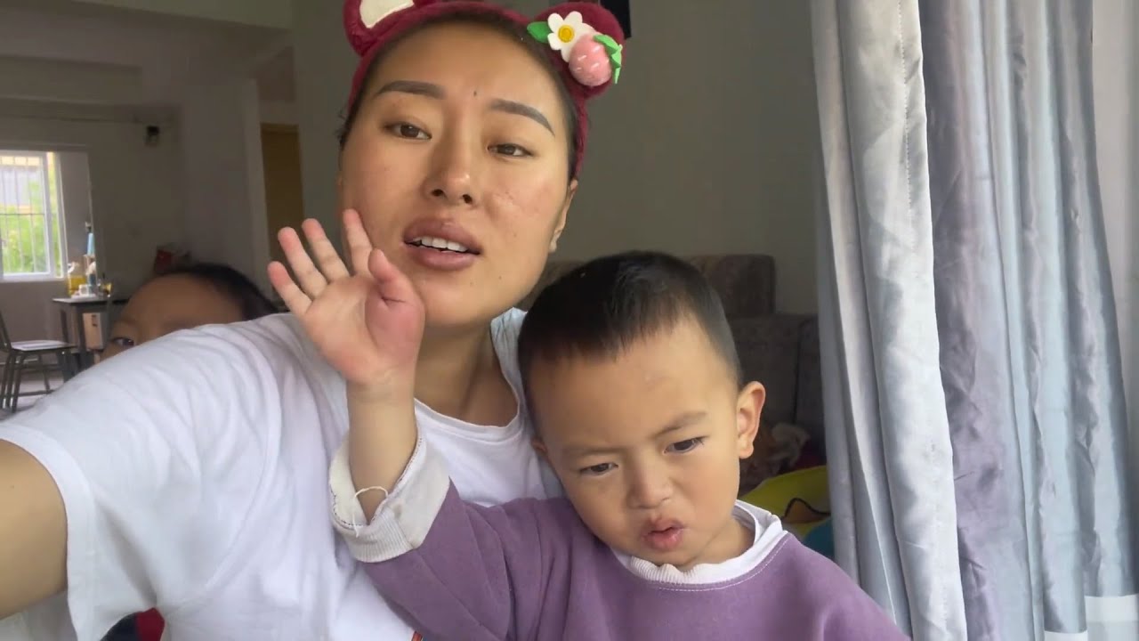 小花的两个宝宝都不愿意说彝语了，还是女儿听话，儿子调皮捣蛋【悬崖村熊二】