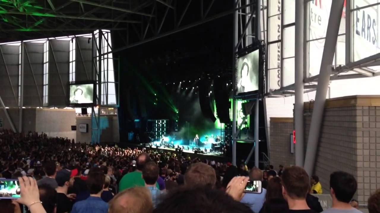 Outshined - Soungarden (Live at the Molson Amphitheatre)