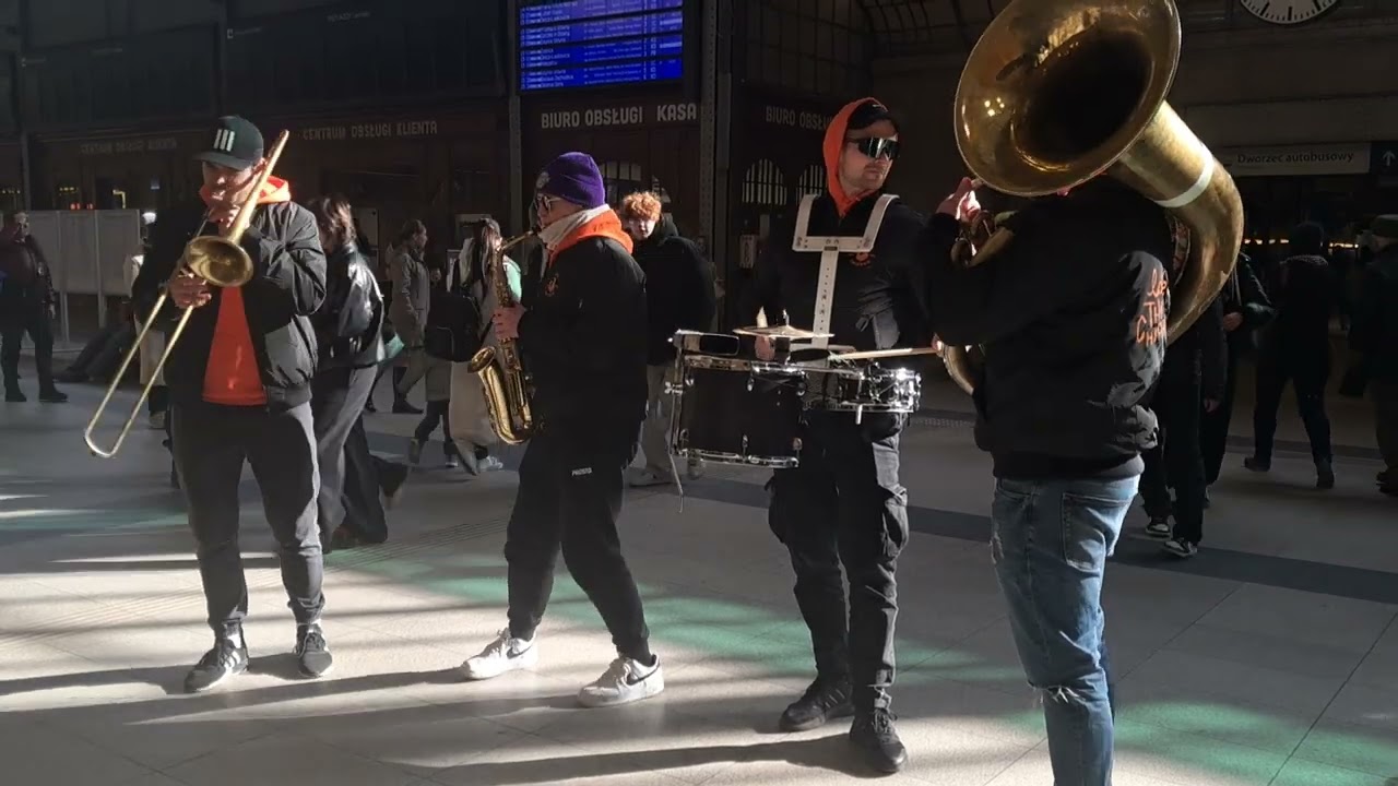 Mini koncert Zespołu Dirty Horns na Dworcu Kolejowym Wrocław Gł&oacute;wny. 17.03.2025 r.