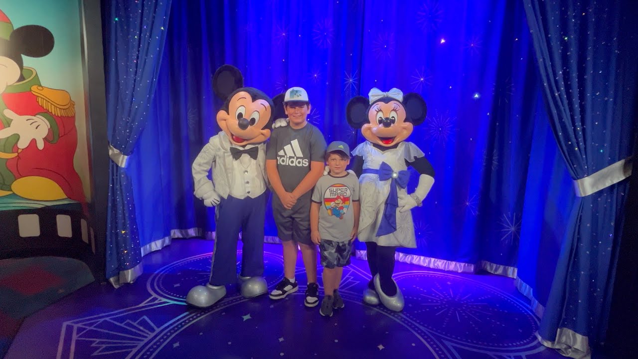 Встречи с Микки Маусом, Минни Маус, Фигментом и Гуфи в EPCOT в Диснейленде