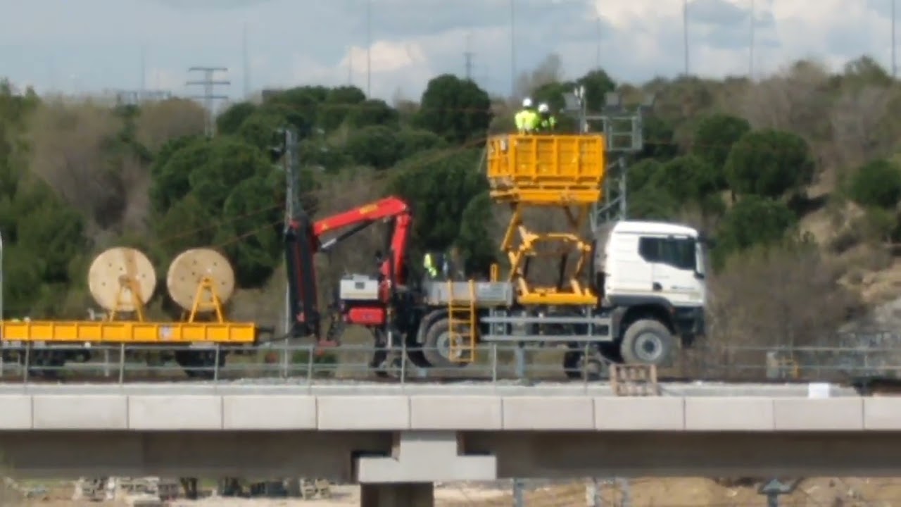 Montaje de catenaria en los accesos a Vicálvaro clasificación.  11/3/2026.