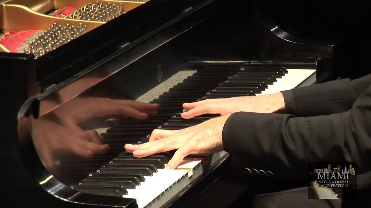 R SCHUMANN PIANO SONATA IN F MINOR 
