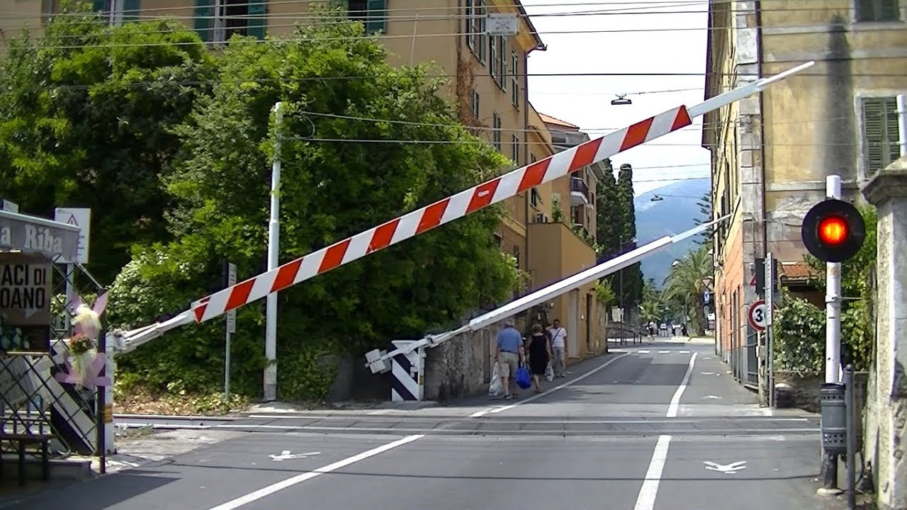 Spoorwegovergang Loano (I) // Railroad crossing // Passaggio a livello