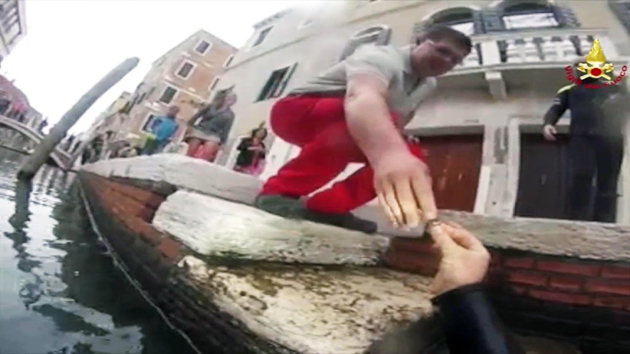 Le cade l’anello nuziale in laguna a Venezia, i vigili del fuoco lo recuperano