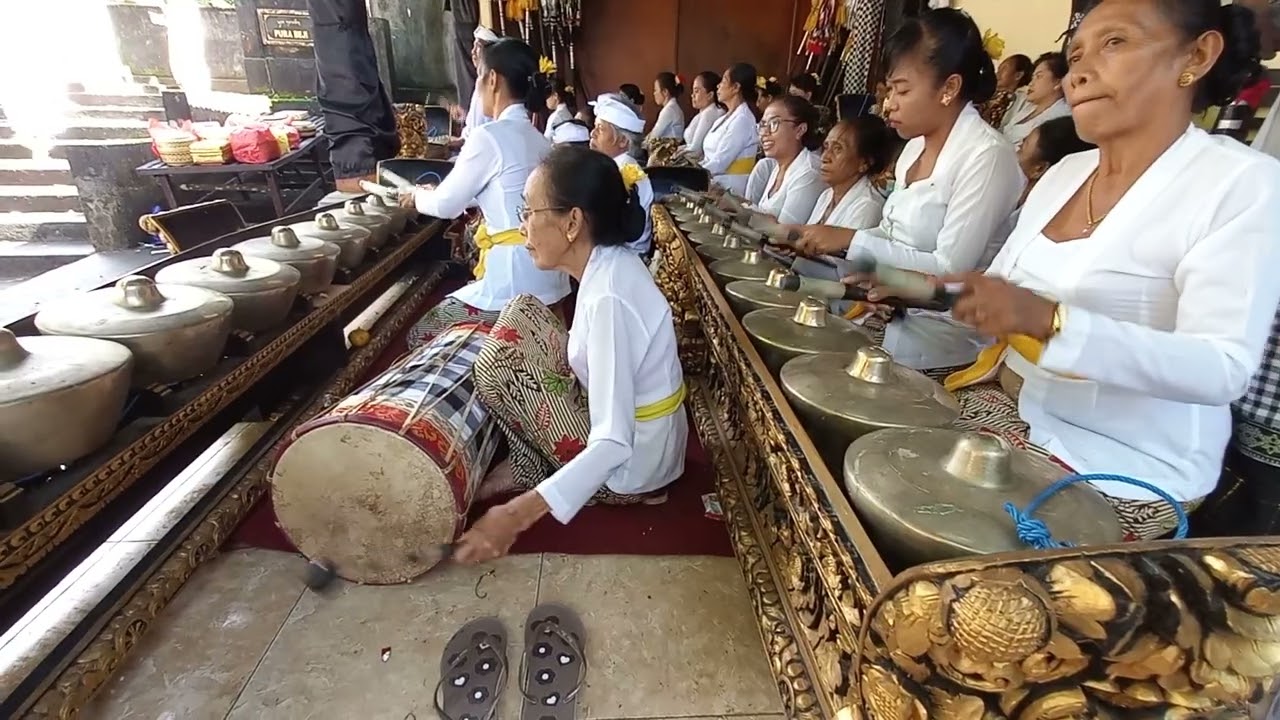 Sekaa Tabuh Ibu-ibu Br. Kloncing, Wangaya Gede, Penebel, Tabanan, Di Pura Luhur Batukau.