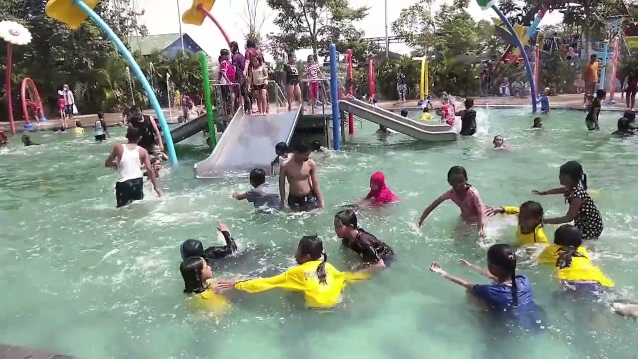 ARFAN DAN AZKIYA SEDANG LIBURAN BERMAIN KE BLITAR PARK