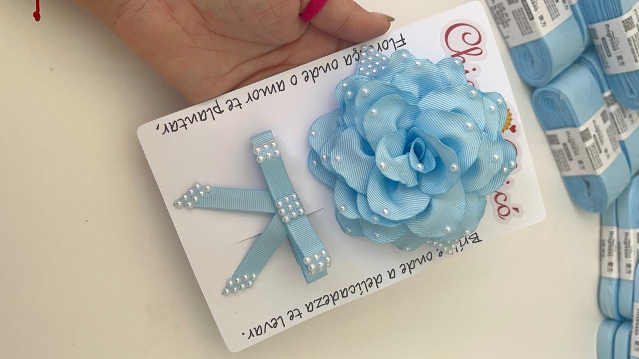 Mini Laço Chanel com pontas decorado com meia perolas na fita 02