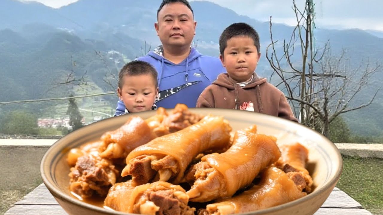 懂事儿子不仅主动帮爸爸分担重物，还会照顾生病的弟弟，给弟弟弄药喝，像个小大人一样！#萌娃 #美食 #农村