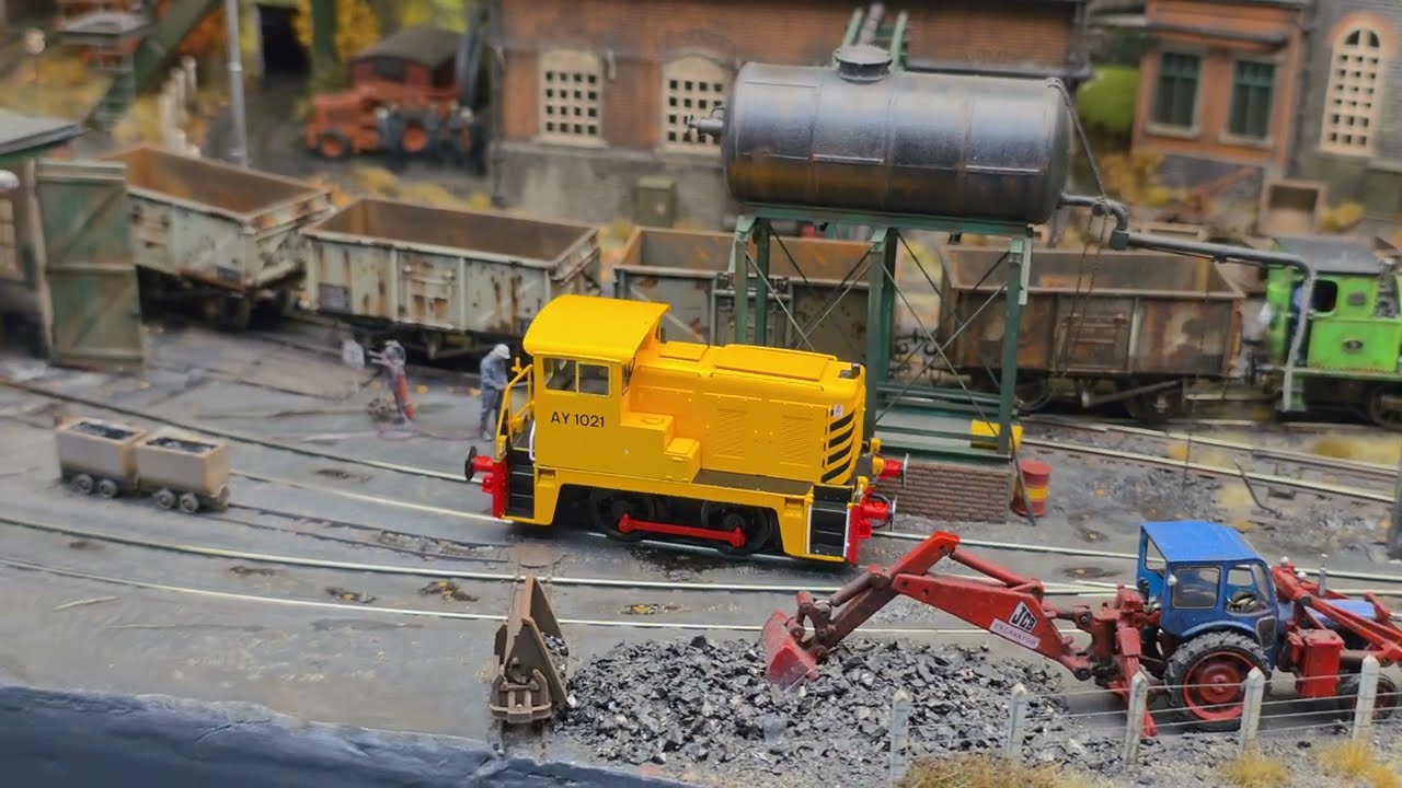 The R&J Colliery, a little yellow HelJan diesel