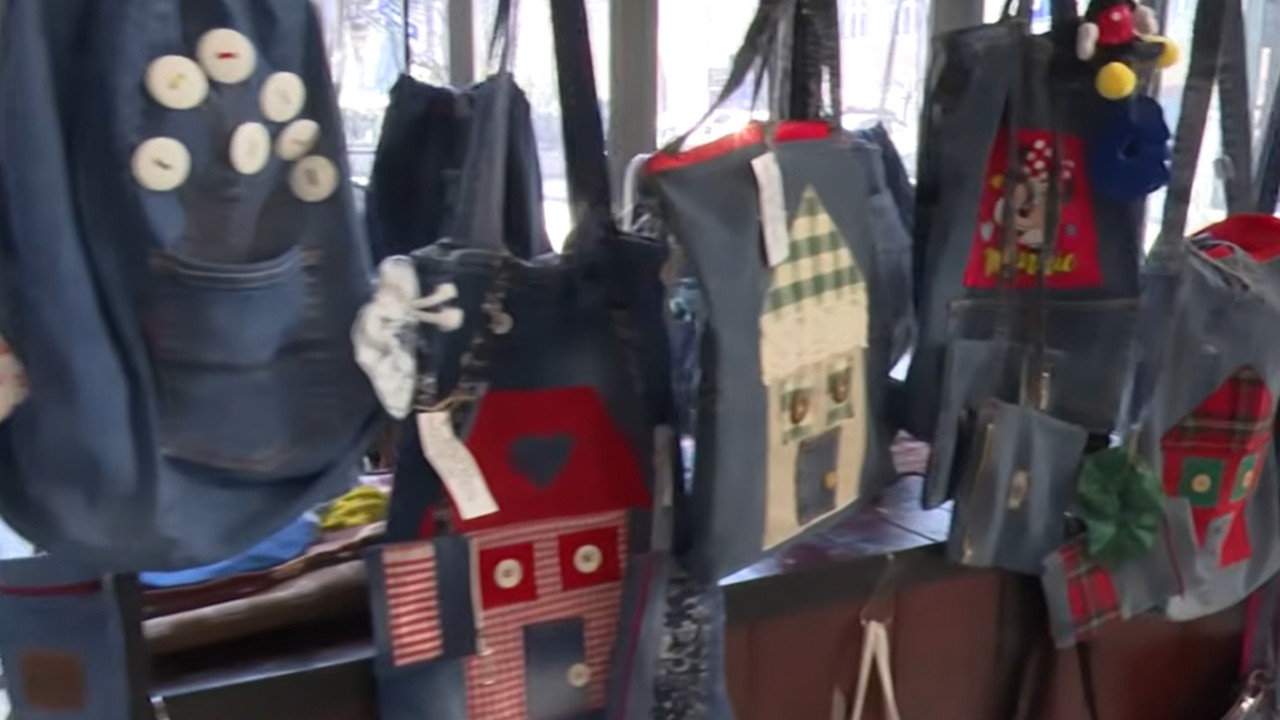 Reciklažna moda: Od starih farmerki i teksas suknji nastaju ove unikatne torbe!