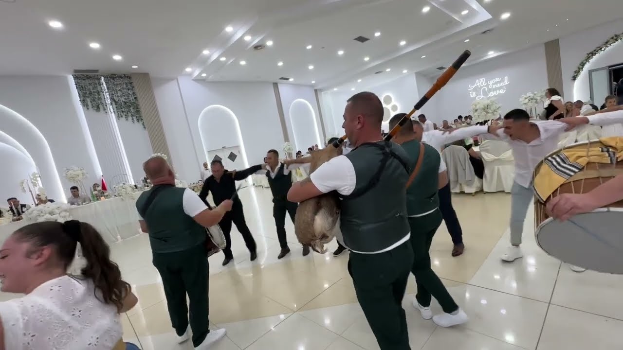  VAKA SE SVIRI I IGRA GAJDA NA UBAVA MAKEDONSKA SVADBA(TUSE & FAVORITI )