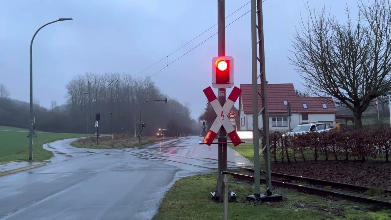 Extertalbahn E-Lok 22 am 12.01.2023 unterwegs in Alverdissen BÜ Helle