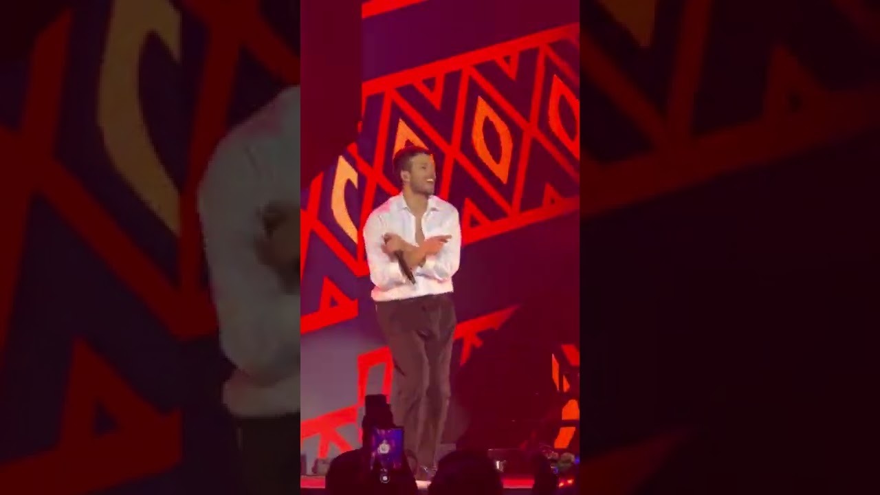 Sebastian Yatra ~ Robarte Un Beso en Chile