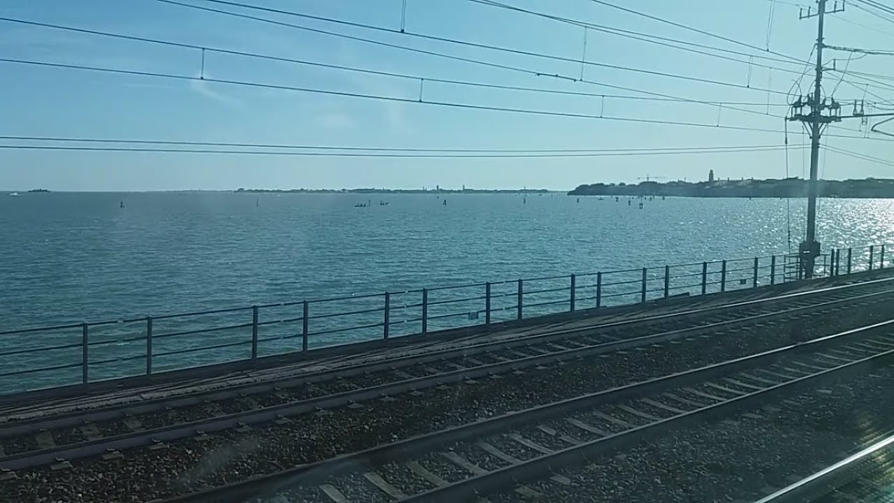 HD - Ponte della Libertà, Laguna e arrivo alla stazione di Venezia S.L. (Venezia railway station)