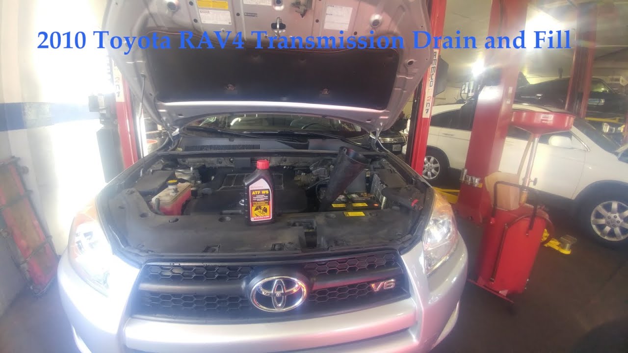 Слив и заливка масла в трансмиссию Toyota RAV4 2010 года.