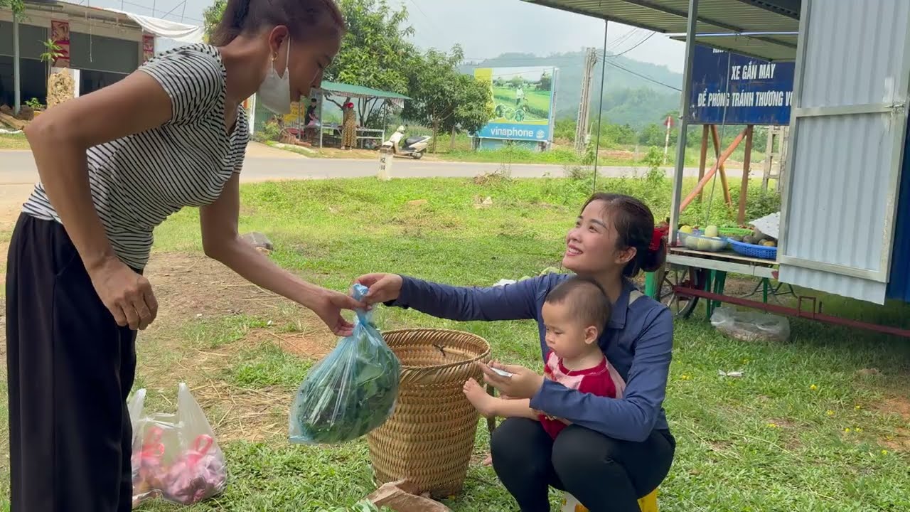 Single Mother:Suddenly Had A Motorcycle Accident On The Road - Going To The Market With Her Children