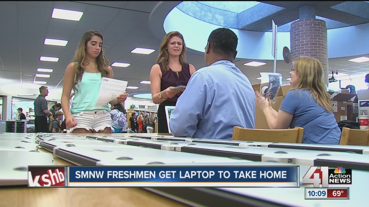 Shawnee Mission Northwest freshmen receive laptops