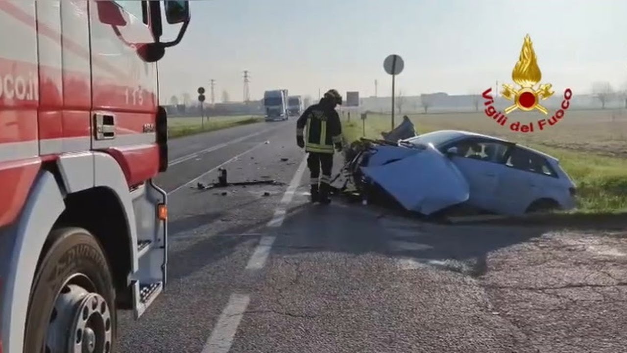 Incidente tra due auto, una vettura finisce ribaltata nel fosso: coinvolte nello scontro anche...