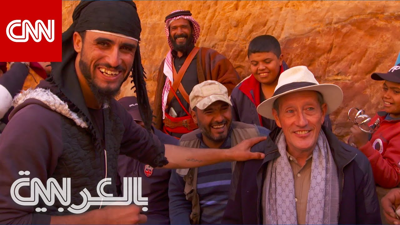 شاهد.. مذيع CNN يزور البتراء بالأردن ويضع 