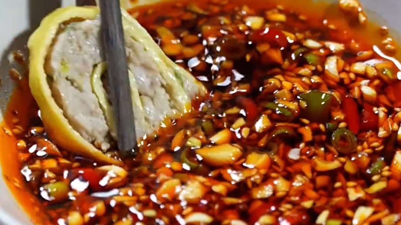 河南特色美食肉卷煎中，再蘸上料汁非常好吃！#乡村生活 #美食教程 #food