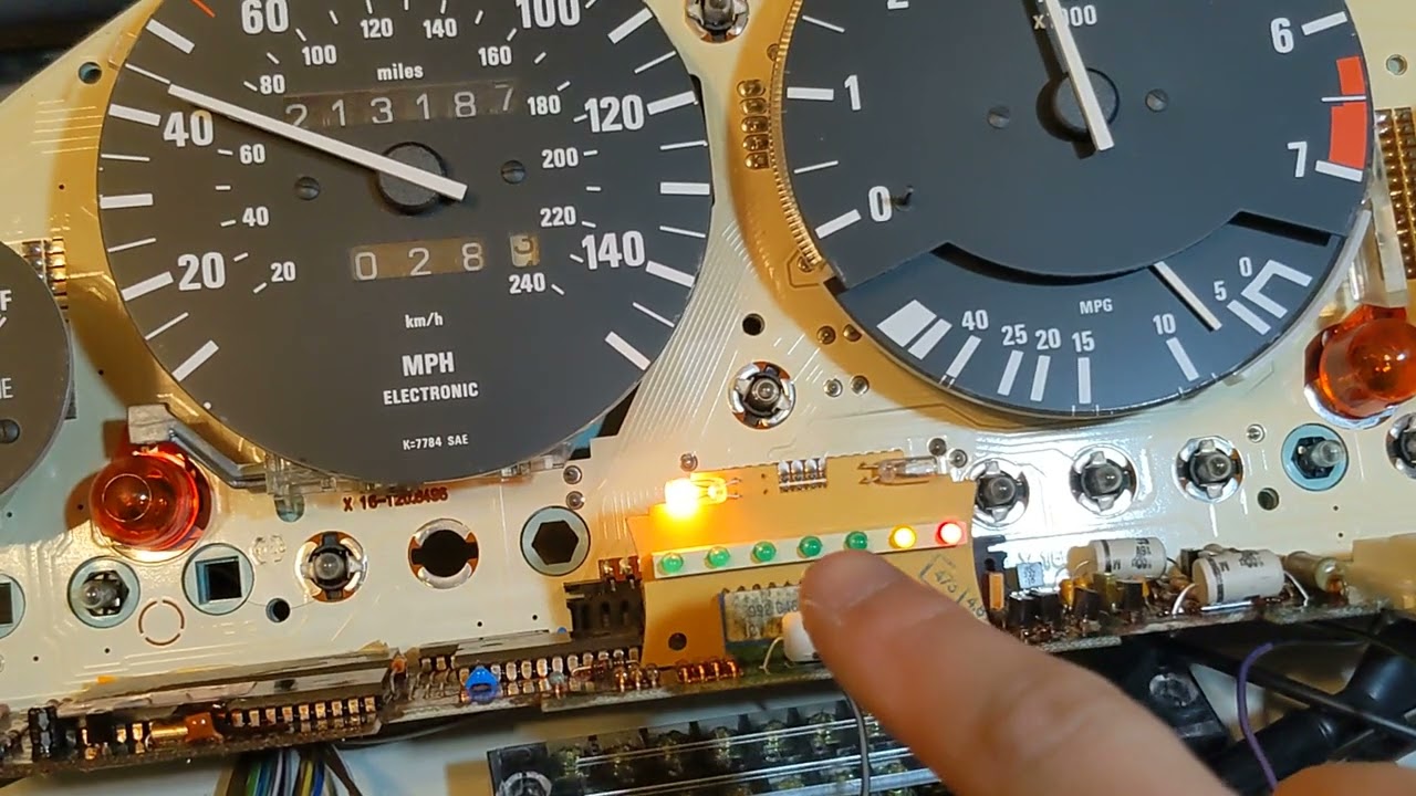 Myth about E30 instrument cluster service interval board aka SI board batteries