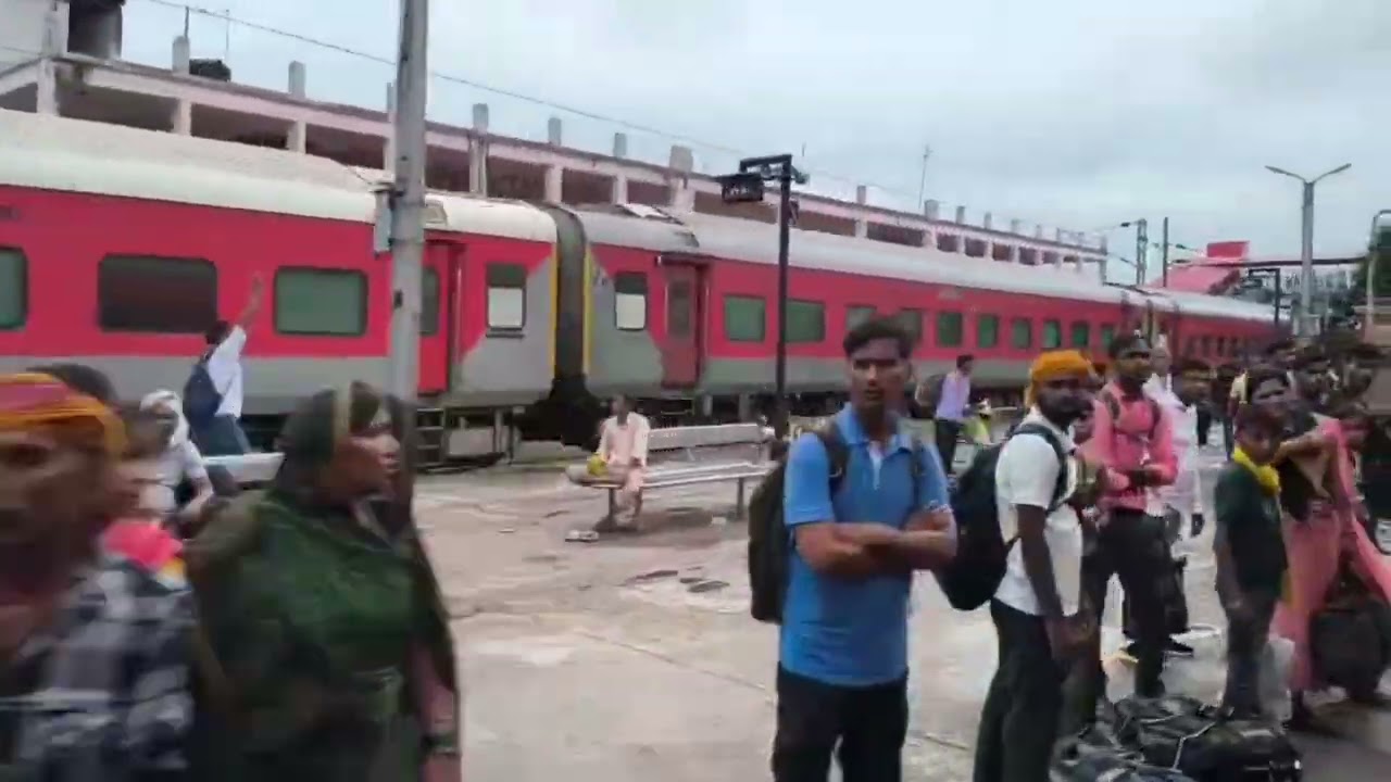 Station par dekho kya ho gya | Indian railway | #train 