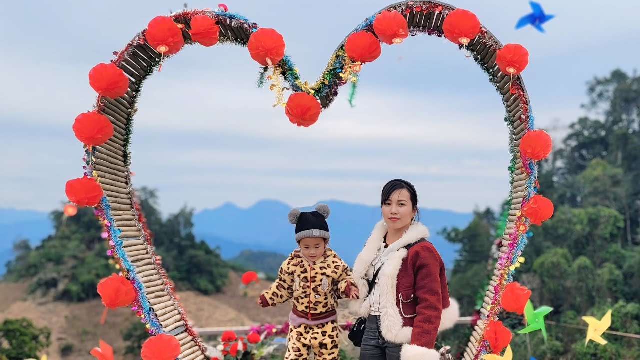 Baby Ngan and her mother go to the market to buy Tet gifts and decorate the house