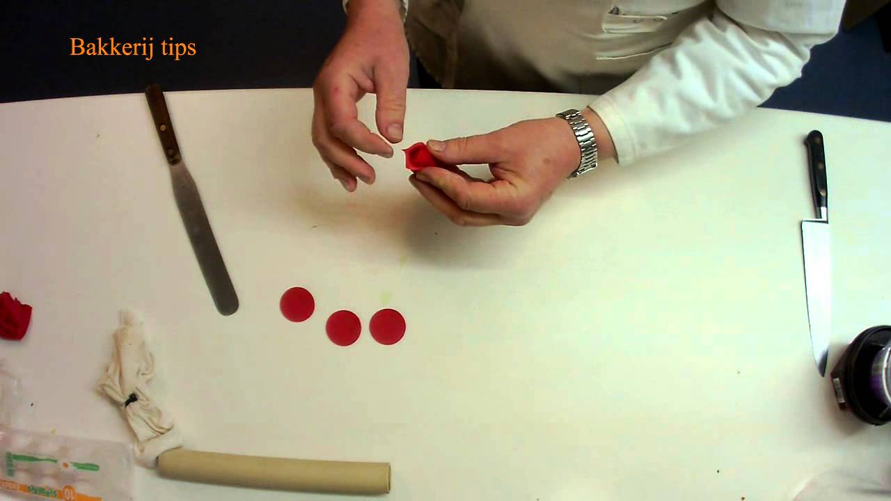 Quickly make a rose, Roosjes maken van marsepein