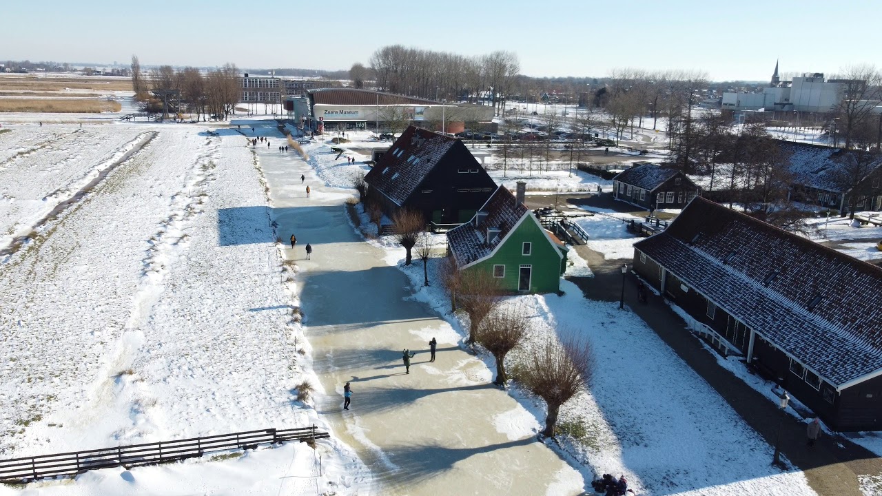 Winter Zaanse Schans from above / in vogelvlucht 4K. DJI mini 2 drone