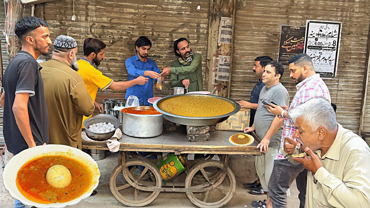 70/- Rs UNIQUE BREAKFAST 😍 PAKISTANI 60 YEAR'S OLD CHANA STREET FOOD - EGG CHANA CHOLE PLATE