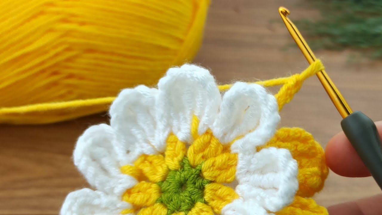 🌼🌼Very easy three-color crochet daisy model narration #crochet #knitting