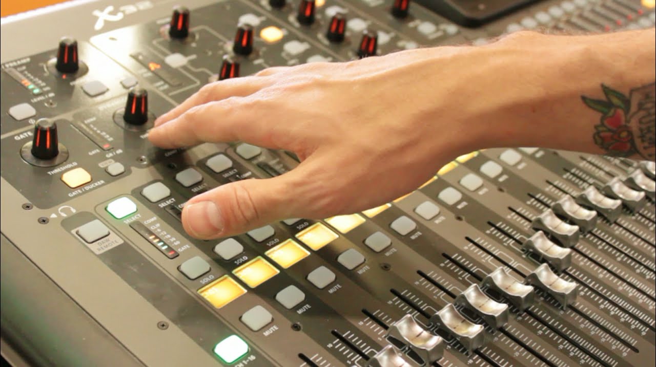 Som ao Vivo - equipamento: mixers digitais, monitor pessoal e sistema de PA.