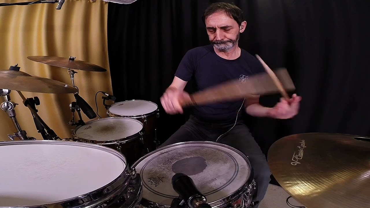 Cem Aksel grooving with a old but gold Michael Jackson track; Don't stop till you get enough