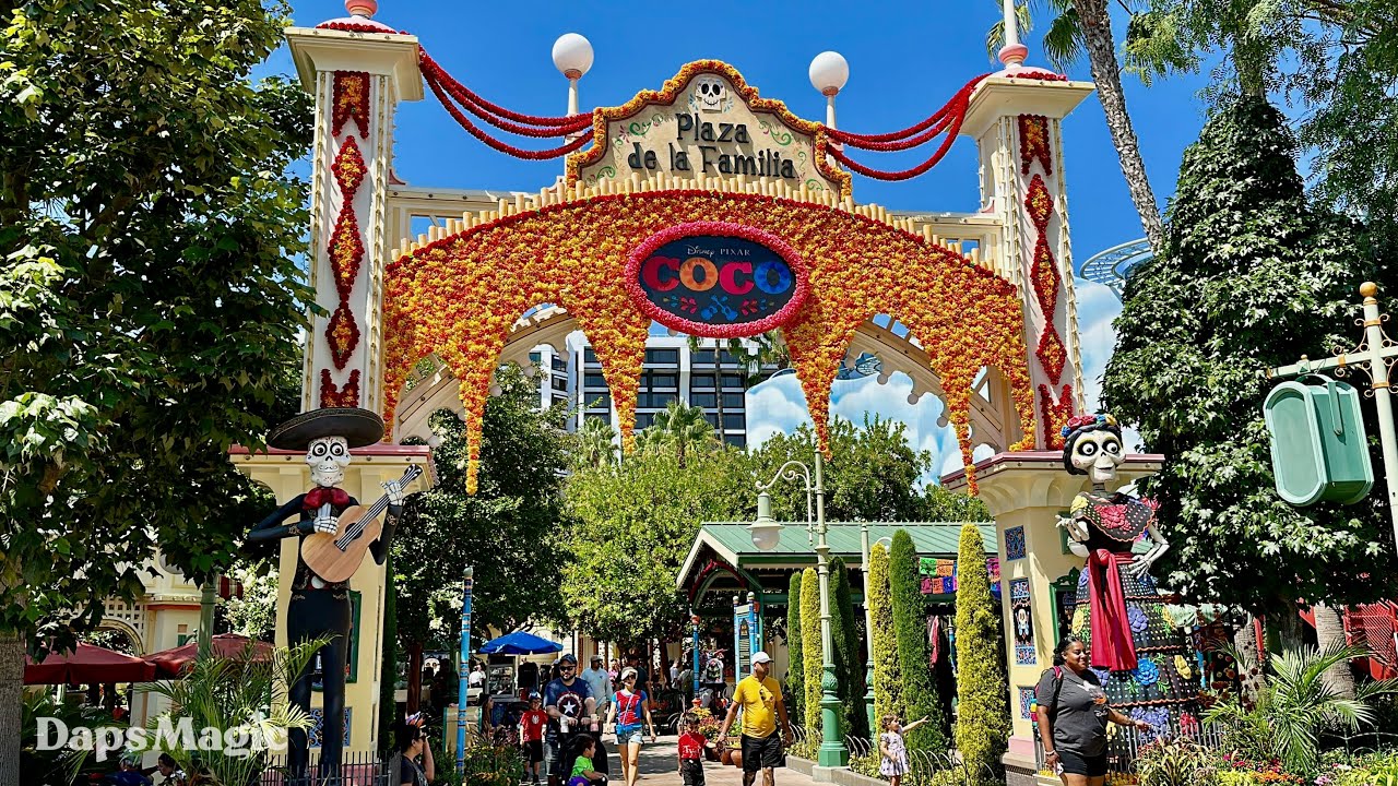 Plaza de la Familia Tour | Disney California Adventure| Halloween Time 2023   4K
