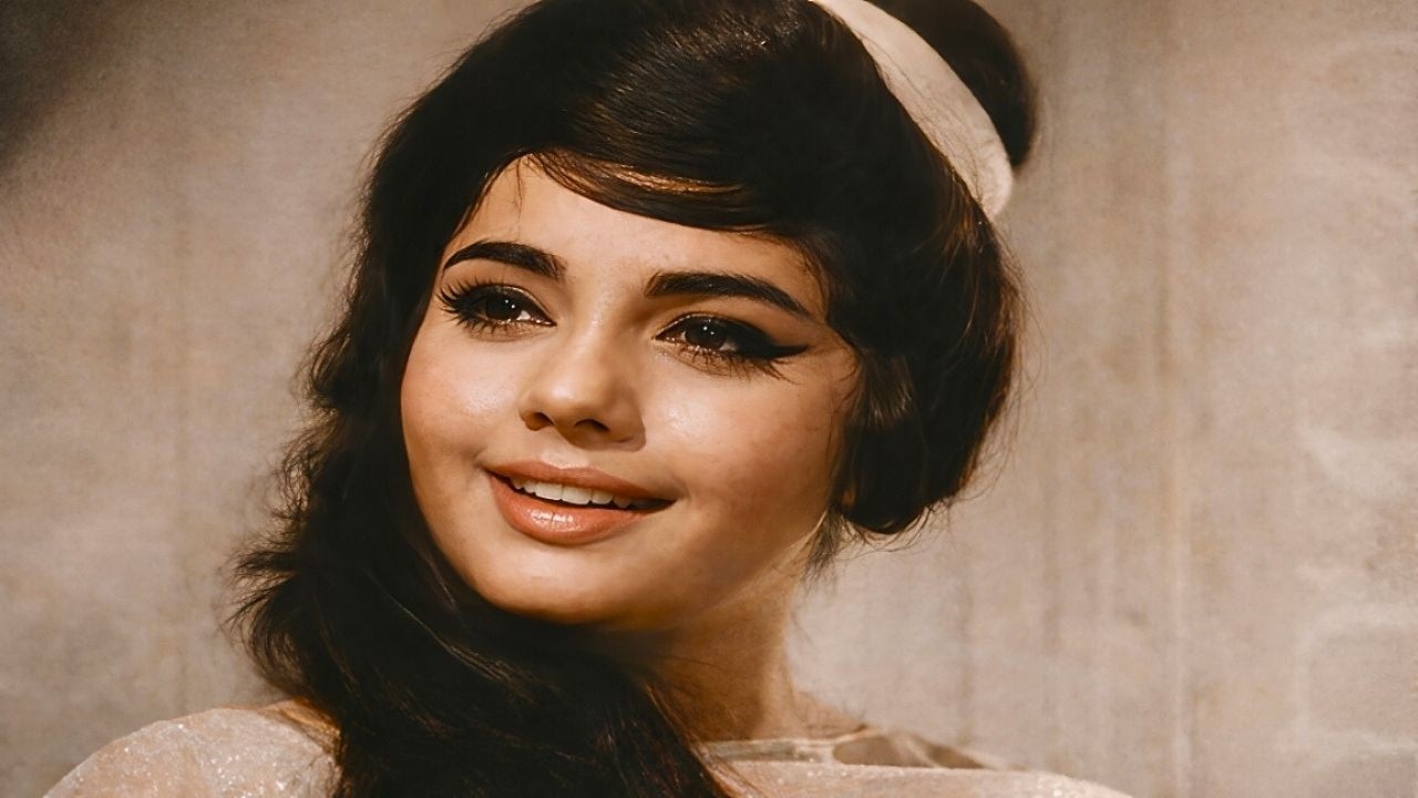 Romantic Moments : हुस्न इकरार करे इश्क इन्कार करे | Lata Mangeshkar | Tarzan Comes To Delhi (1965)