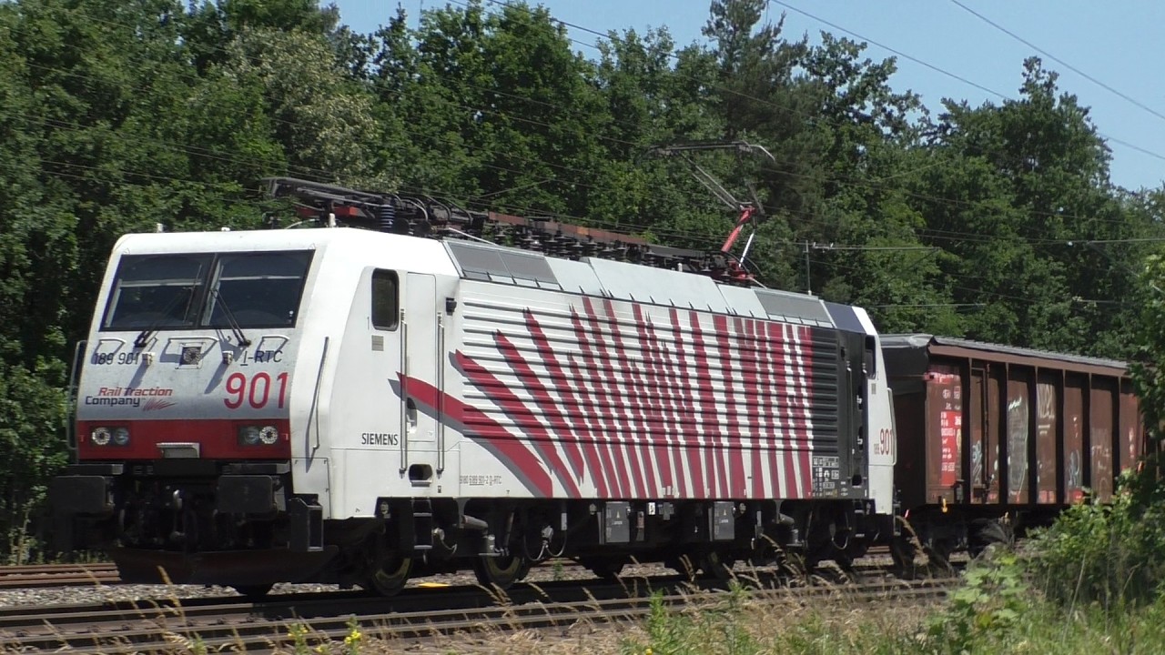 Rail Traction Company + ELL / TX Logistics | 2 Freight Trains meeting on Quad Track Rail Corridor