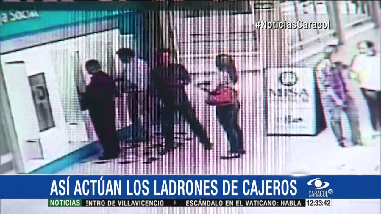 Vea cómo hacen cambiazo de tarjetas en cajeros de centros comerciales