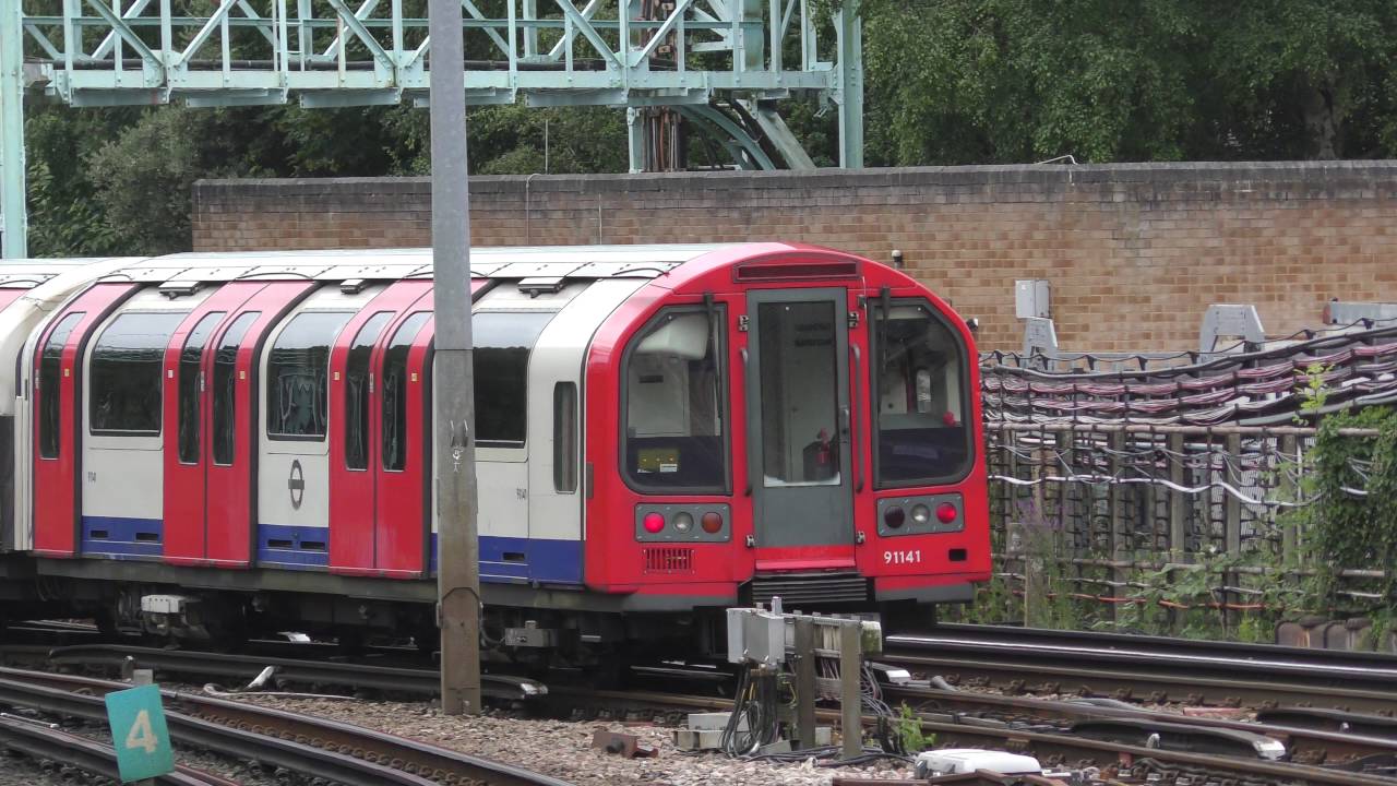 Central Line Trains @ Loughton 4K