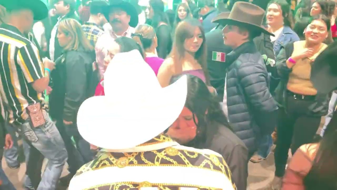 Banda sol de Juárez . Baile de botas 👢 y sombrero 👒. En Hollister ca.