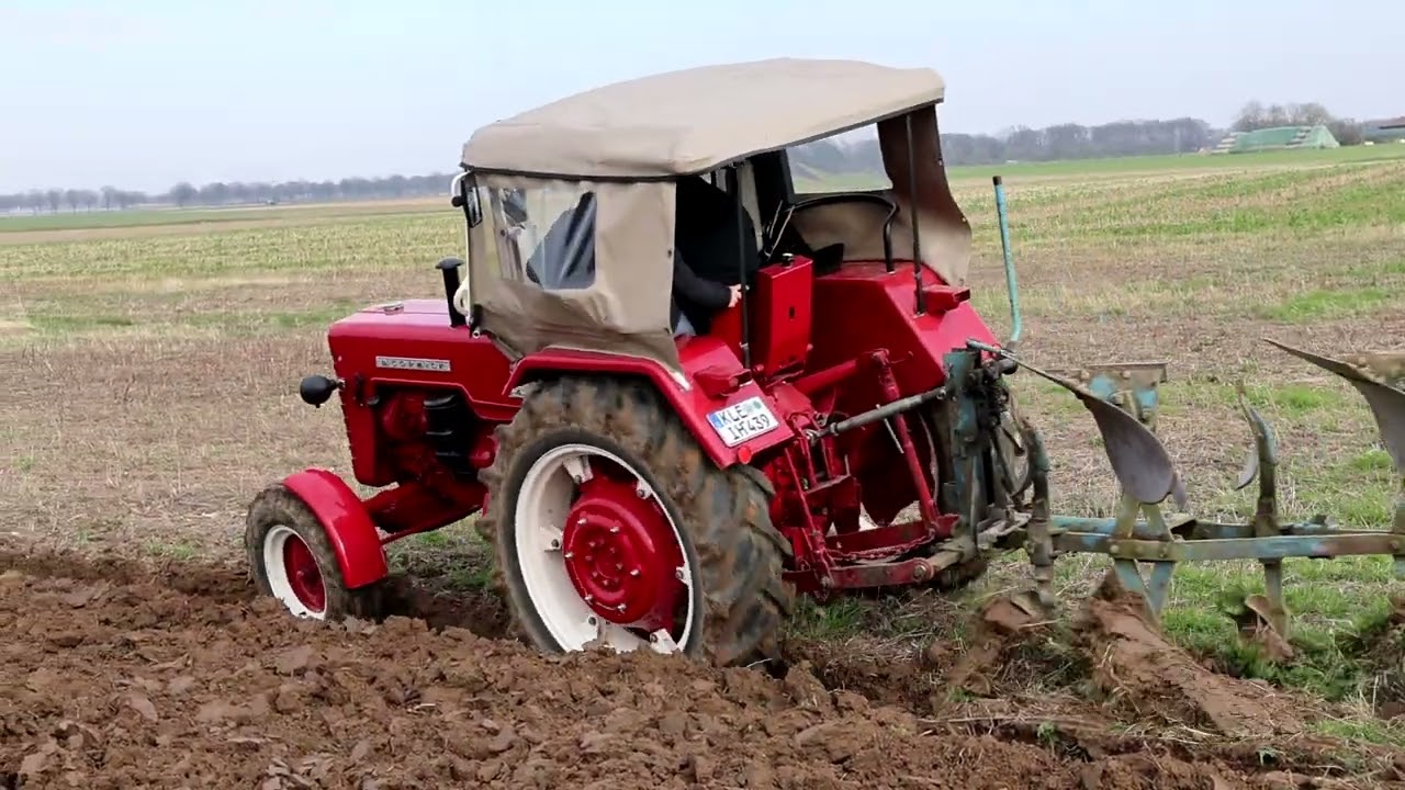 3 Oldtimer, McCormik D-439, Güldner D 30 beim pflügen.