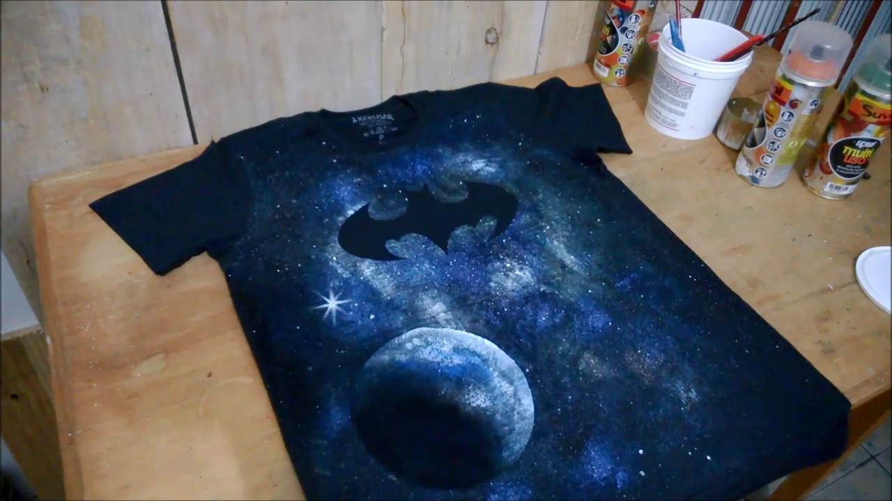 Camiseta pintada à mão - Galáxia/Batman