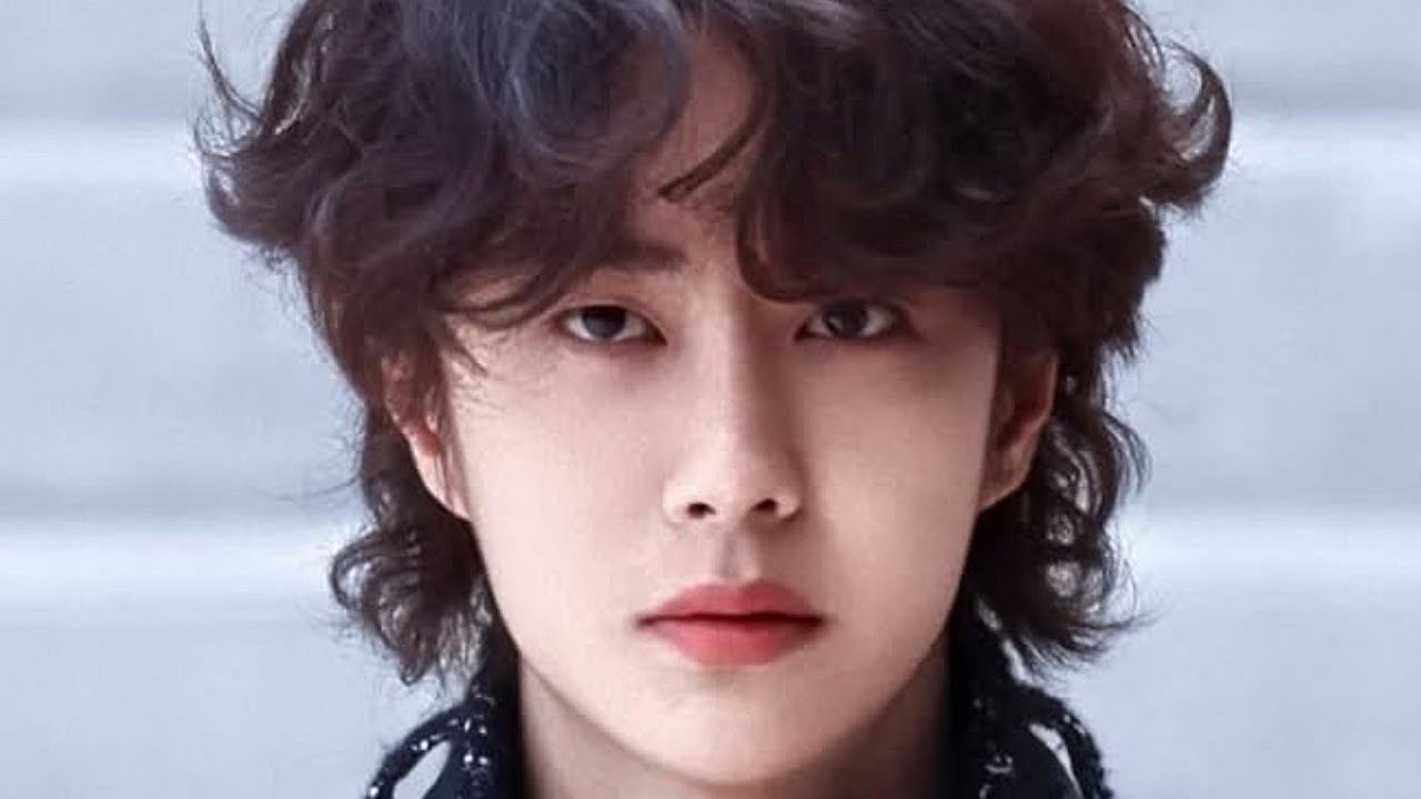 Yibo in Paris. You missed him ? Here he is ! More gorgeous than ever ✨️👑✨️💚✨️