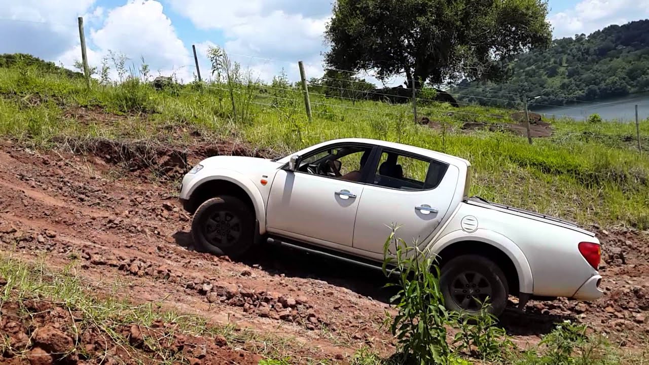 Triton V6 subindo barranco