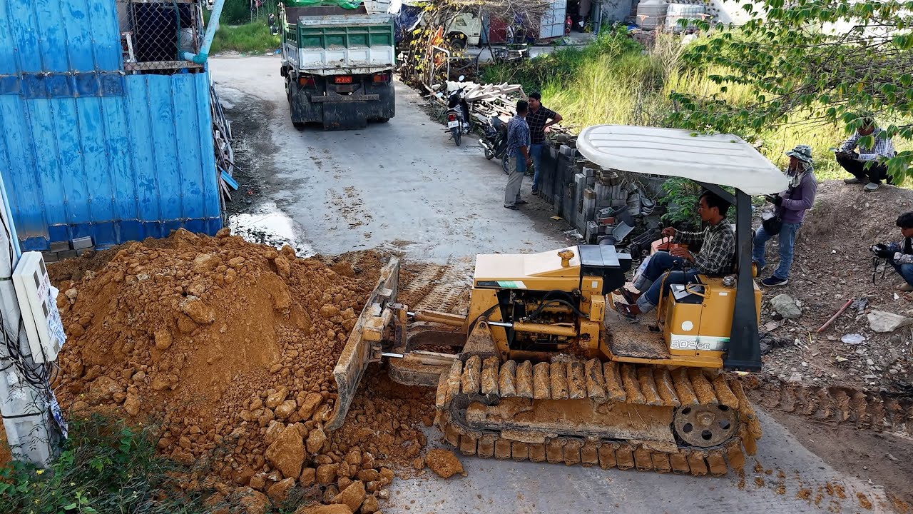 Fantastic! FIRST START Project LANDFILL BY Excellent Skill Driver DOZER MITSUBISHI&5TTruck unloading