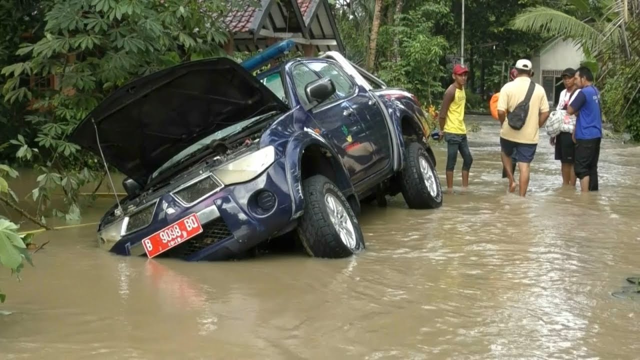 WASPADA!! Tanggul Sungai Serang Jebol, Warga Mengungsi - NET YOGYA